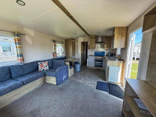 Η κουζίνα ή μικρή κουζίνα στο Superb Caravan At Dovercourt Park, Sleeps 8 Ref 44202C
