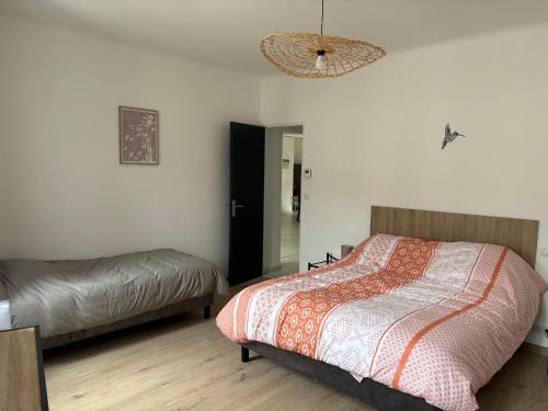 Ένα ή περισσότερα κρεβάτια σε δωμάτιο στο Appartement 100 m carré pour 6 à 8 personnes