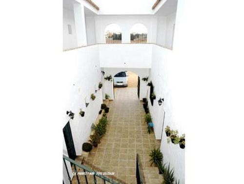 un pasillo con un coche aparcado en un edificio en Casa Pacheco en Conil de la Frontera