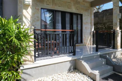 Un balcón o terraza de Uluwatu Beach Hidden Gem Apartment