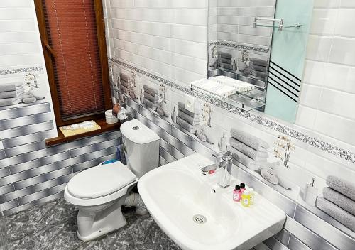 un baño con inodoro y lavabo en Grand House, en Bukhara