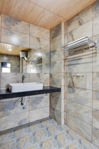 un bagno con lavandino e doccia di My Bizz Hotel Celebration Chakan a Chākan