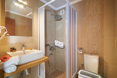 Kylpyhuone majoituspaikassa Hotel Rema