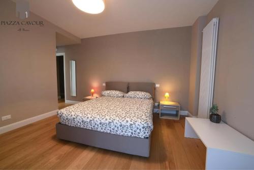 a bedroom with a bed and two lamps on a wooden floor at B&B Piazza Cavour in Rieti