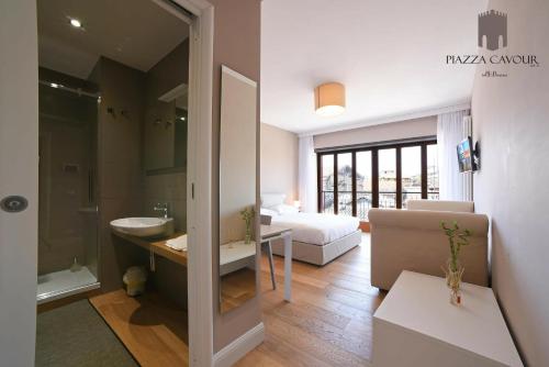 リエーティにあるB&B Piazza Cavourのリビングルーム(バスルーム付)、ベッドルーム1室が備わります。