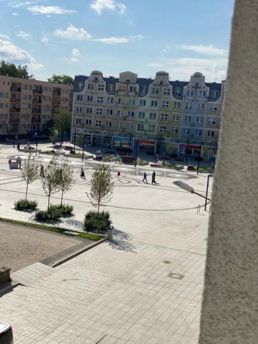 un ampio cortile con un grande edificio sullo sfondo di STARY RYNEK Apartament Centrum a Słupsk