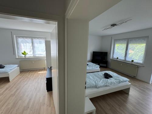 BiberbachにあるWundP Living Wohnung mit Terrasse Parkplatzのベッド2台と鏡のある寝室