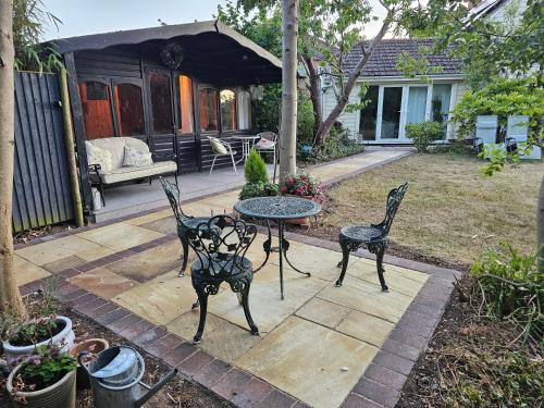 Κήπος έξω από το Luxury Self Catering with Cosy Cabin & Sauna in Colchester