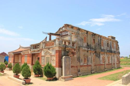 un antiguo edificio con árboles delante de él en Sronghld 128 B&B en Jinning