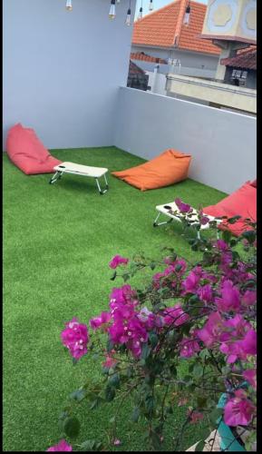 Taman di luar RBE Hotel Kuta- 5 Min to Airport&Beach by Micky Studio