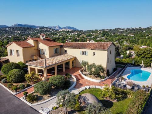 une vue aérienne d'une maison avec piscine dans l'établissement Hotel Marc-Hely, à La Colle-sur-Loup