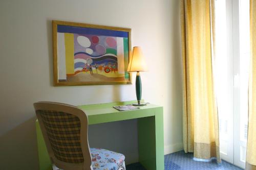 a desk with a lamp and a chair in a room at Hostel20 Toulouse Wilson in Toulouse
