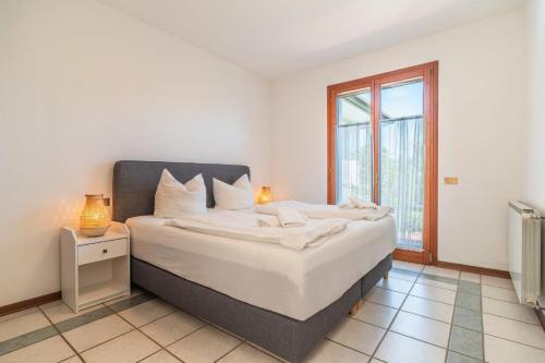 a bedroom with a large bed and a window at Margareta in Caleri