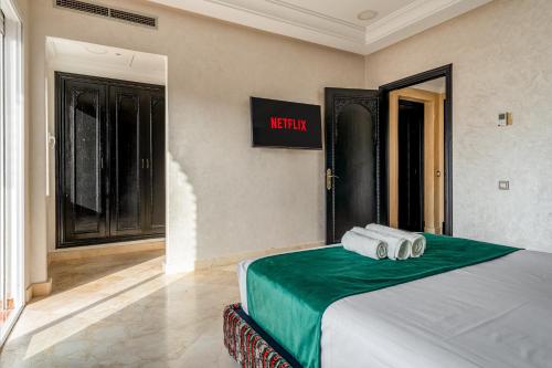 a bedroom with a bed with two towels on it at Villa 33 haut standing Avec piscine et Hammam in Tangier