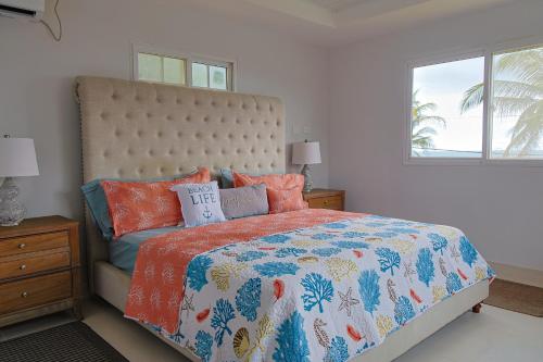 Postel nebo postele na pokoji v ubytování Palenque Beachfront Mini Resort