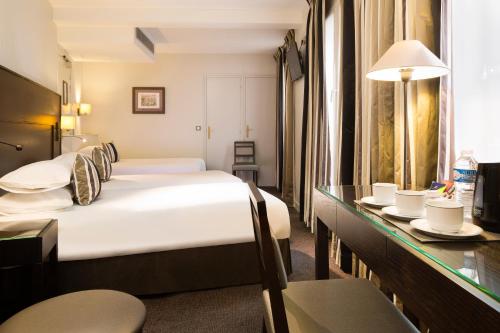 Postel nebo postele na pokoji v ubytování Hôtel Albert 1er Paris Lafayette