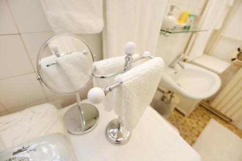 een witte badkamer met een spiegel en een wastafel bij Prokonzul 2BR apartment in old town in Zadar