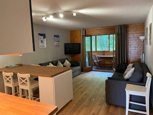 TV a/nebo společenská místnost v ubytování Alpine apartment in Swiss village of Torgon
