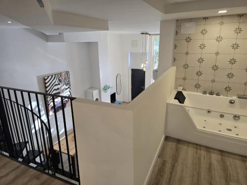 una escalera en una casa con escalera en Vintage duplex with jacuzzi, en Málaga