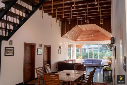 Khu vực ghế ngồi tại Suriya Guest