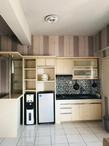 Η κουζίνα ή μικρή κουζίνα στο Newton Residence Apartment bm