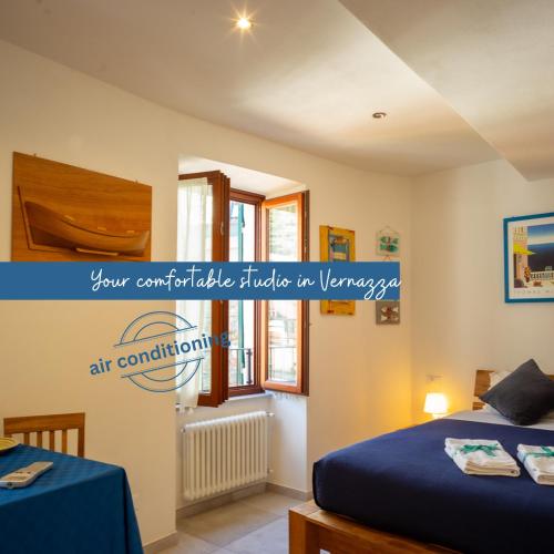 a bedroom with two beds and a sign on the wall at Ventu de Ma in Vernazza