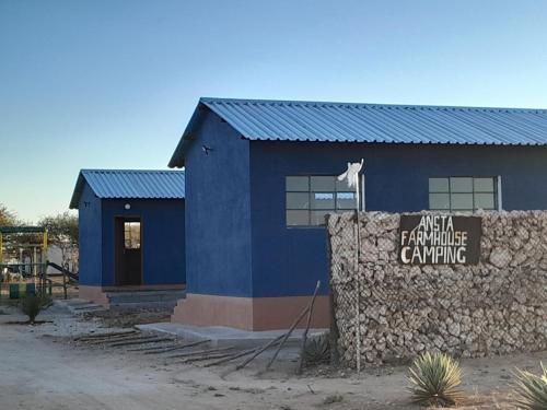 Budova, kde se kemp nachází