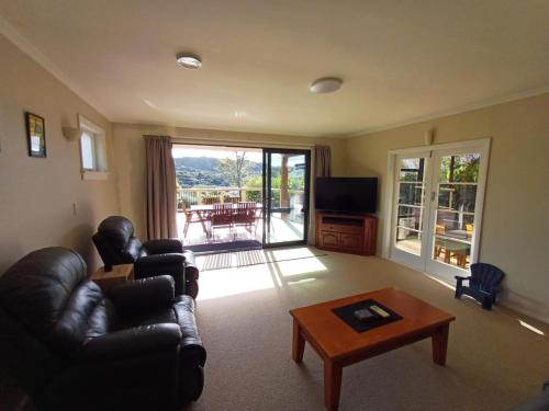 Ruang duduk di Family friendly 4 bedroom home with outdoor living