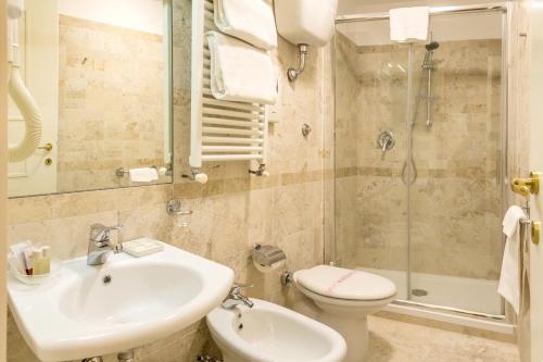 A bathroom at Hotel Modigliani