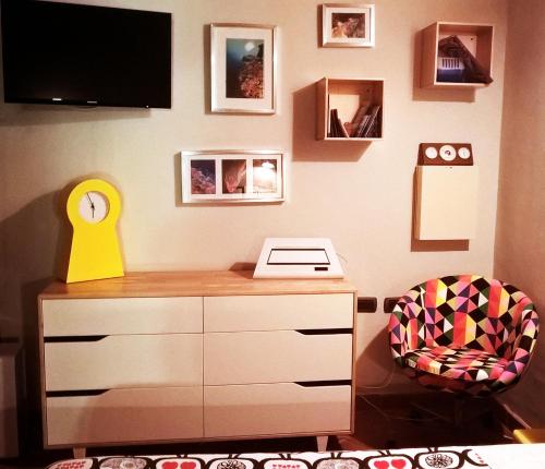 シラクーサにあるB&b Lunaのデスク、テレビ、椅子が備わる客室です。