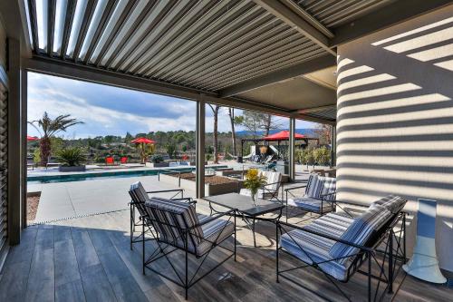 un patio avec une table et des chaises et une piscine dans l'établissement LES ROCHES DE BAUDISSET, à Saint-Paul-en-Forêt