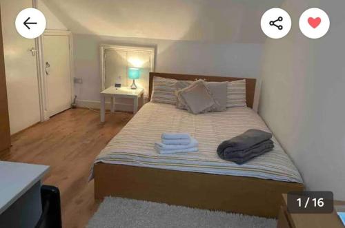 a bedroom with a bed with towels on it at Guest House quarto cama box Finsbury Park in London