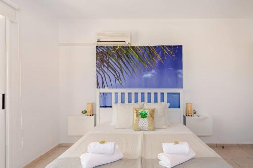 TersephanouにあるMajestic Sea View Apartmentの白いベッドルーム(大型ベッド1台、枕2つ付)