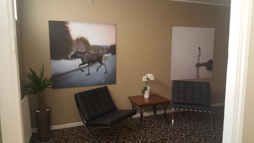 a waiting room with two chairs and a picture of a dog at Sure Hotel by Best Western Algen in Östersund