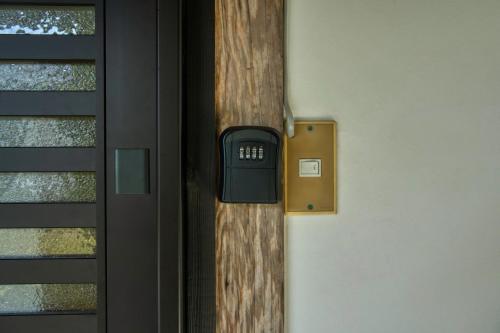 a door sensor on the side of a door at 高島市一棟貸切 Biwa Lake琵琶湖 徒歩0分 大人数でご利用だとお得連泊がお得BBQ自転車無料利用可ペット可 in Takashima