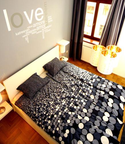  Gozsdu Apartment -  Chambre  photo :   Tea/Coffee maker    Minibar    Bath                           