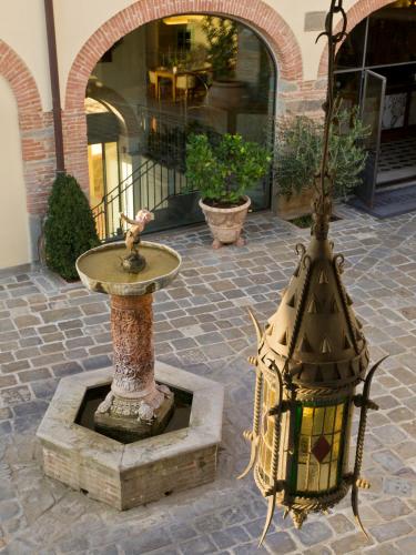 a fountain in the middle of a courtyard at Hotel Mulino di Firenze - WorldHotels Crafted in Florence
