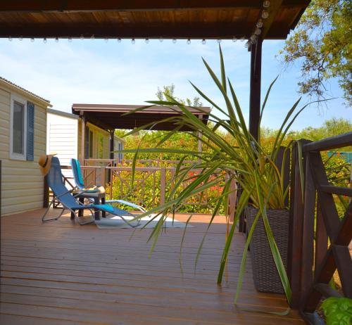 Balkón nebo terasa v ubytování West Coast Mobilhome with XXL Terrace in Naturist Resort Solaris FKK