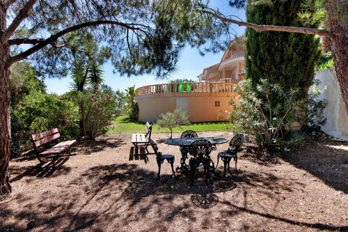a table and chairs in front of a house at Quinta da Violeta in Loulé