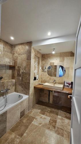 Phòng tắm tại LE CHÂTEAU GRANDCLEMENT à Villeurbanne aux portes de Lyon, l'écrin insoupçonné