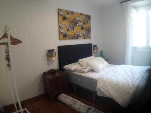 a bedroom with a bed and a painting on the wall at Character home in a scenic location in Cayón