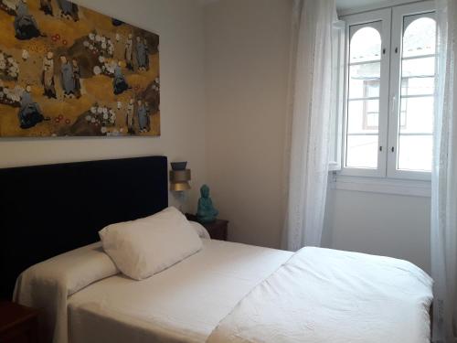 a bedroom with a bed and a painting on the wall at Character home in a scenic location in Cayón