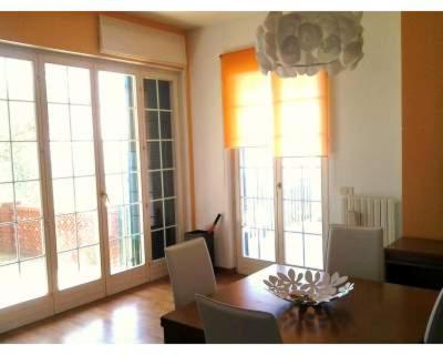 ein Esszimmer mit Tisch und Stühlen und Fenstern in der Unterkunft Villa Mari - Collina Sestri Levante Splendida vista in Sestri Levante