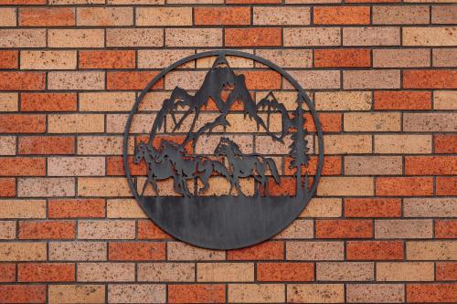a metal sign on a brick wall at Scone Motor Inn & Apartments in Scone