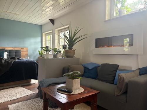 a living room with a couch and a table at Xanadi Heilehaus kleine Auszeit Kururlaub in Bruchhausen-Vilsen