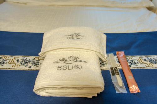 a towel and a knife on a table at 高島市一棟貸切可能貸別荘グループファミリーok 大人数でご利用だとお得連泊がお得BBQ可能自転車無料利用可ペット可 駅徒歩10分 in Takashima
