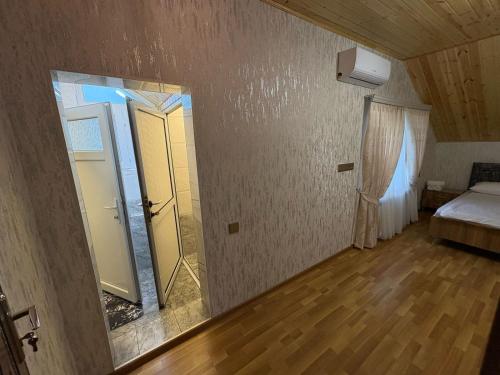 En eller flere senge i et værelse på Sheki GuestHouse