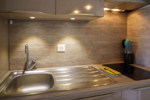 una cocina con fregadero y encimera en Azuréa, vue mer avec ses 2 piscines, en Cannes