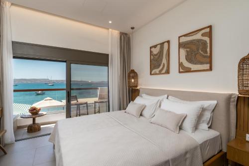 En eller flere senge i et værelse på Aqua Pearl Milos