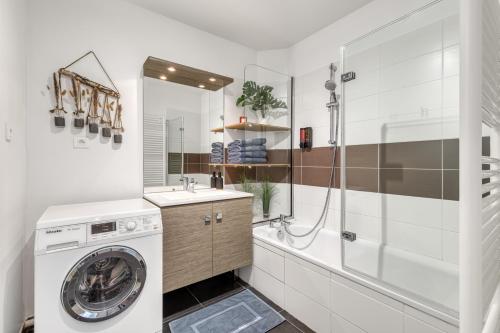 une machine à laver dans une salle de bain avec douche dans l'établissement Pur horizon, à Annecy
